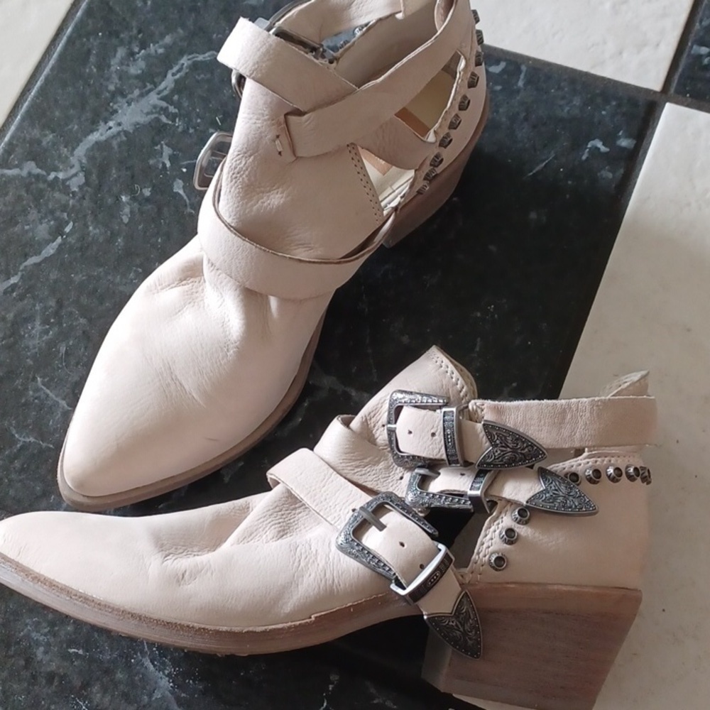 Dolce Vita Anthropologie Sand Nubuck Spur Booties 7, worn once